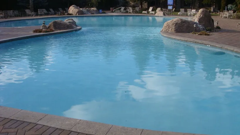 Proyecto de reparación y revestimiento de piscina